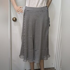 Woman's Black and White Checkered A-Line Skirt by Jones New York Sz. 4 100% Silk